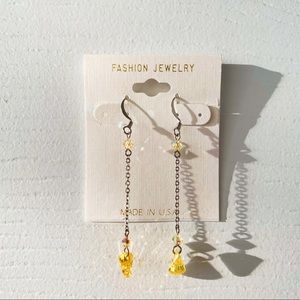 💫NWOT Yellow Dangle earrings💫